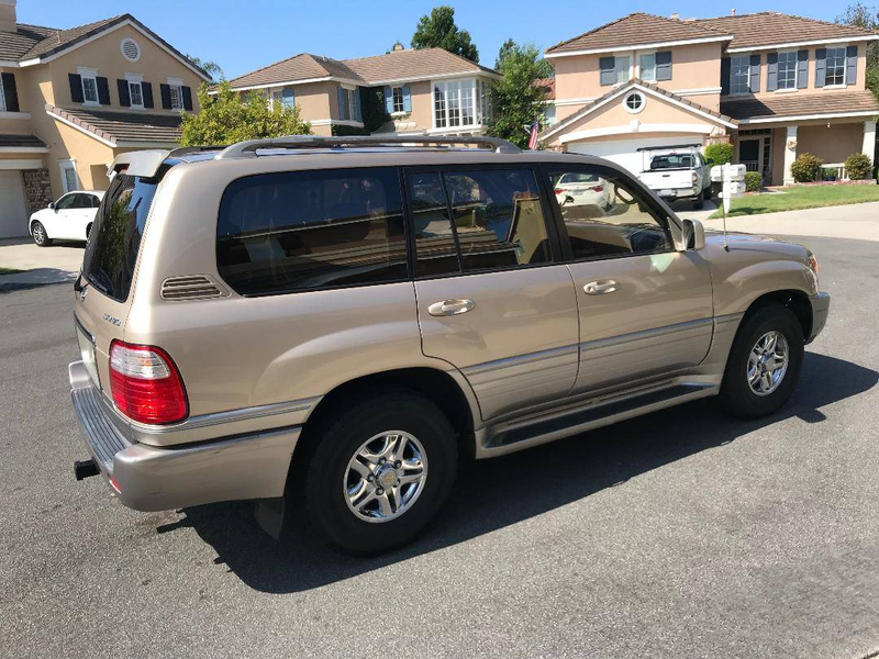 Illustration for article titled At $8,000, Could This 2001 Lexus LX470 Be Your Gold Standard?